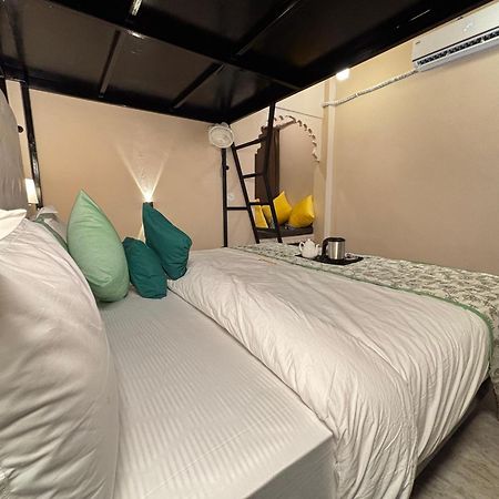 Hotel Nirvana Lakeside ウダイプル エクステリア 写真