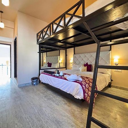 Hotel Nirvana Lakeside ウダイプル エクステリア 写真