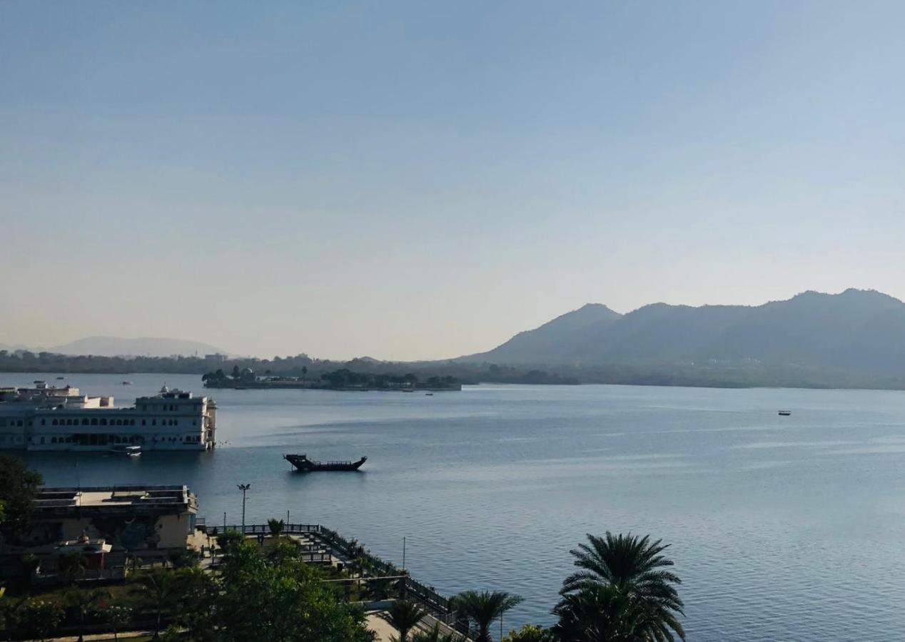 Hotel Nirvana Lakeside ウダイプル エクステリア 写真