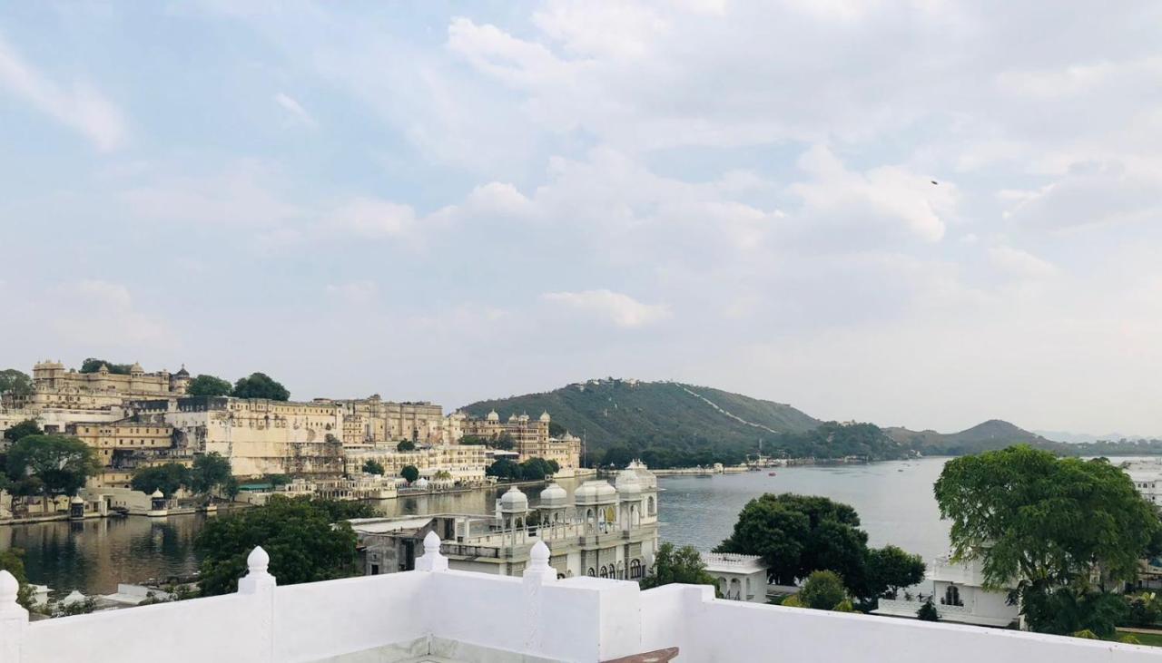 Hotel Nirvana Lakeside ウダイプル エクステリア 写真