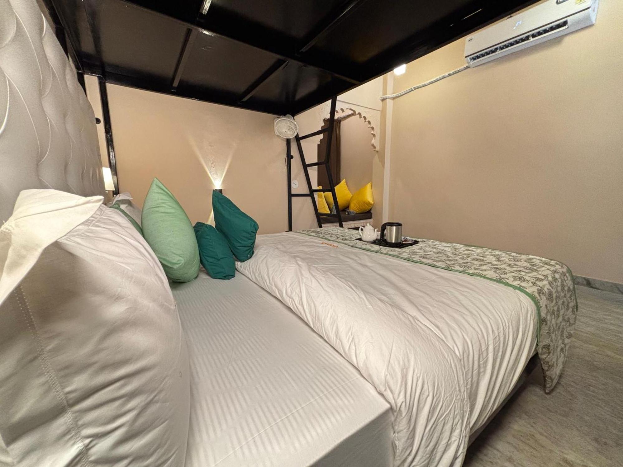 Hotel Nirvana Lakeside ウダイプル エクステリア 写真