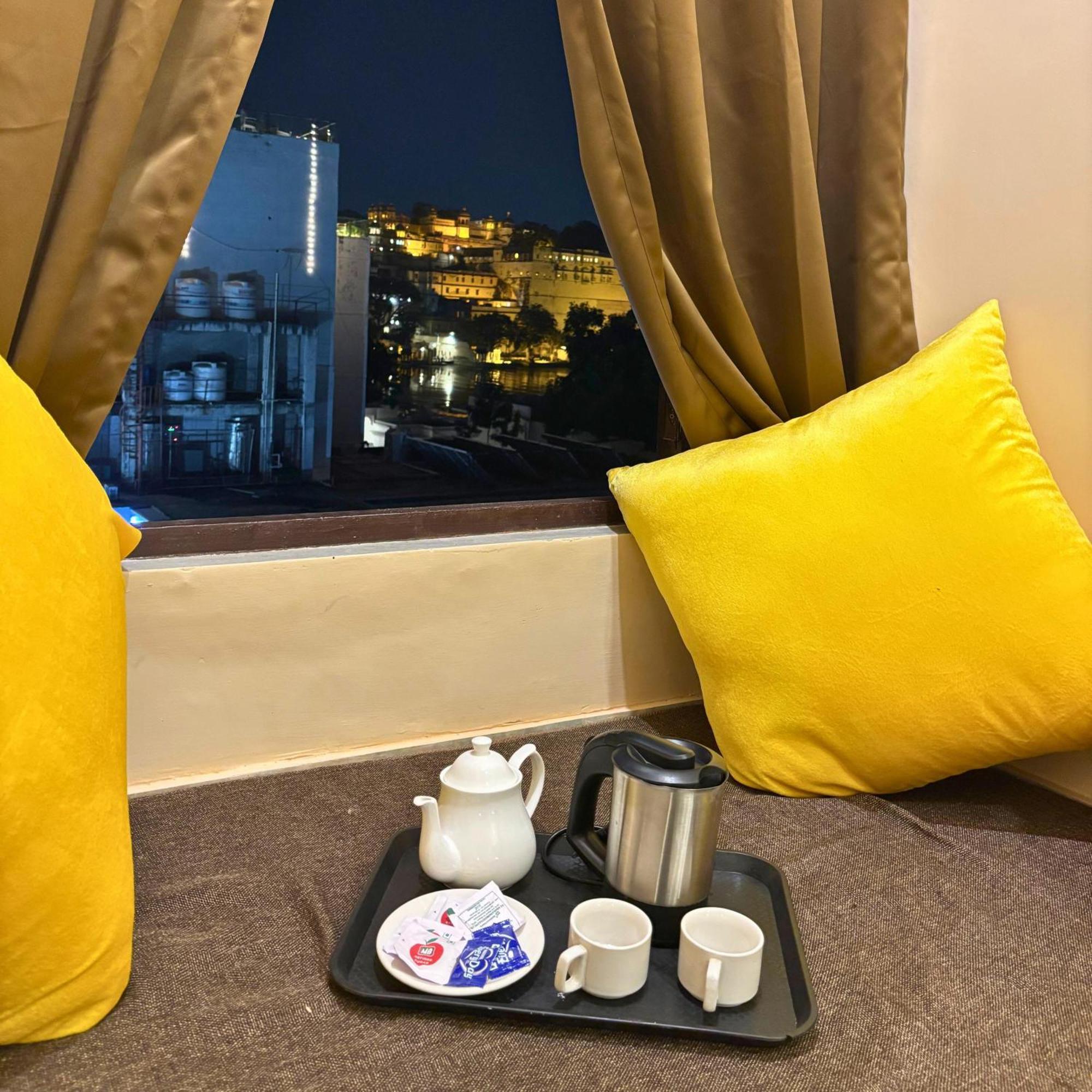 Hotel Nirvana Lakeside ウダイプル エクステリア 写真