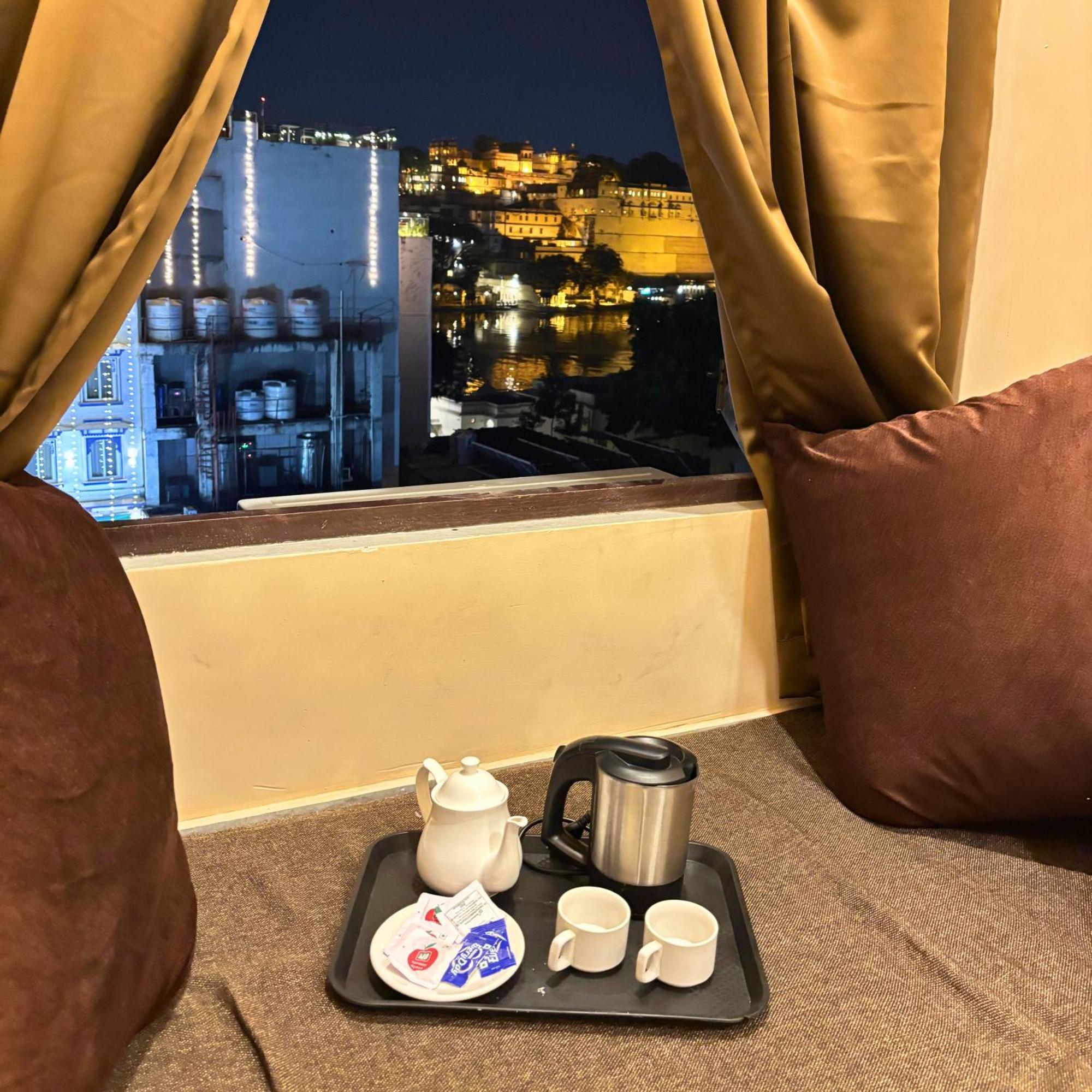 Hotel Nirvana Lakeside ウダイプル エクステリア 写真