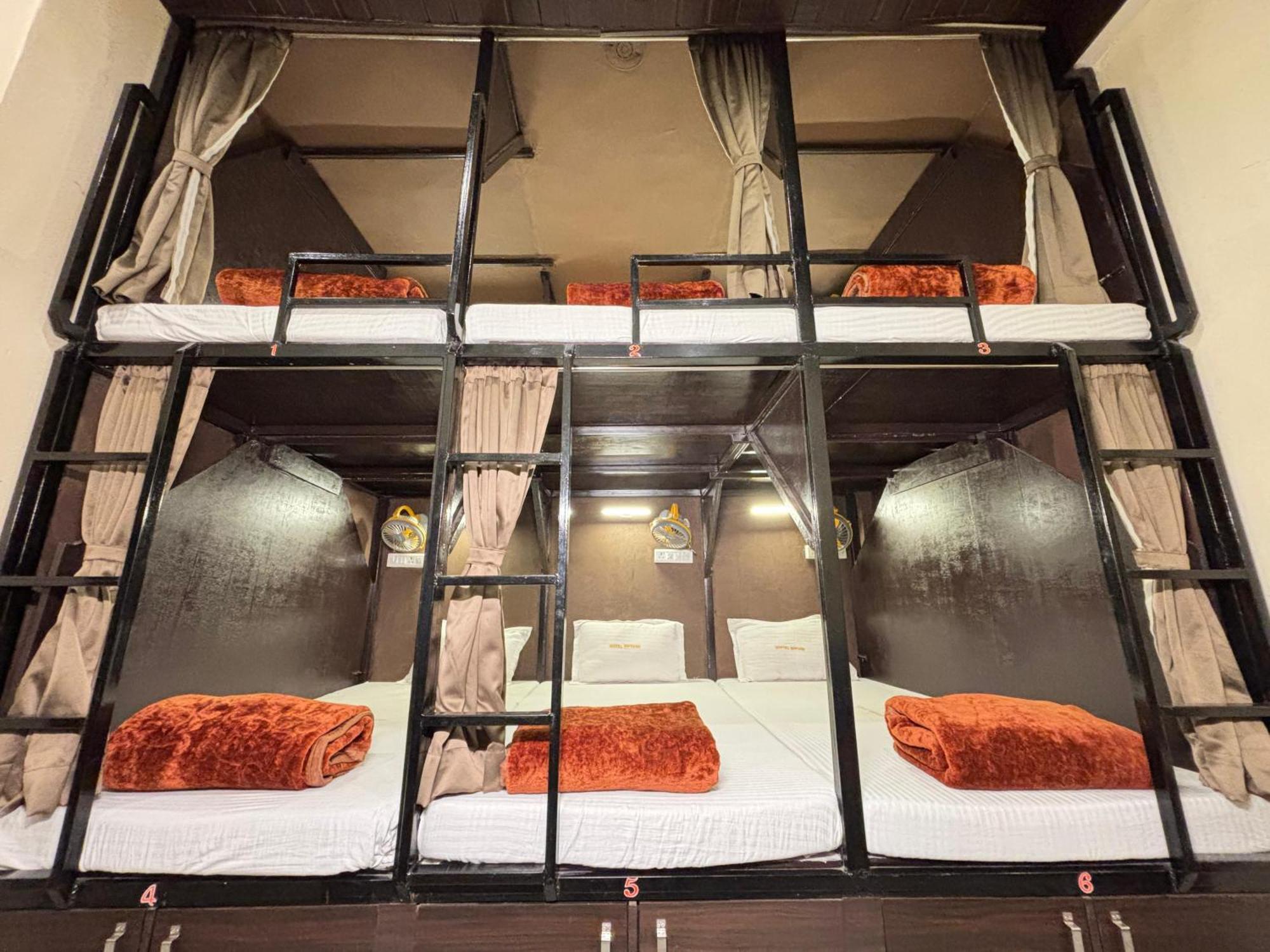 Hotel Nirvana Lakeside ウダイプル エクステリア 写真