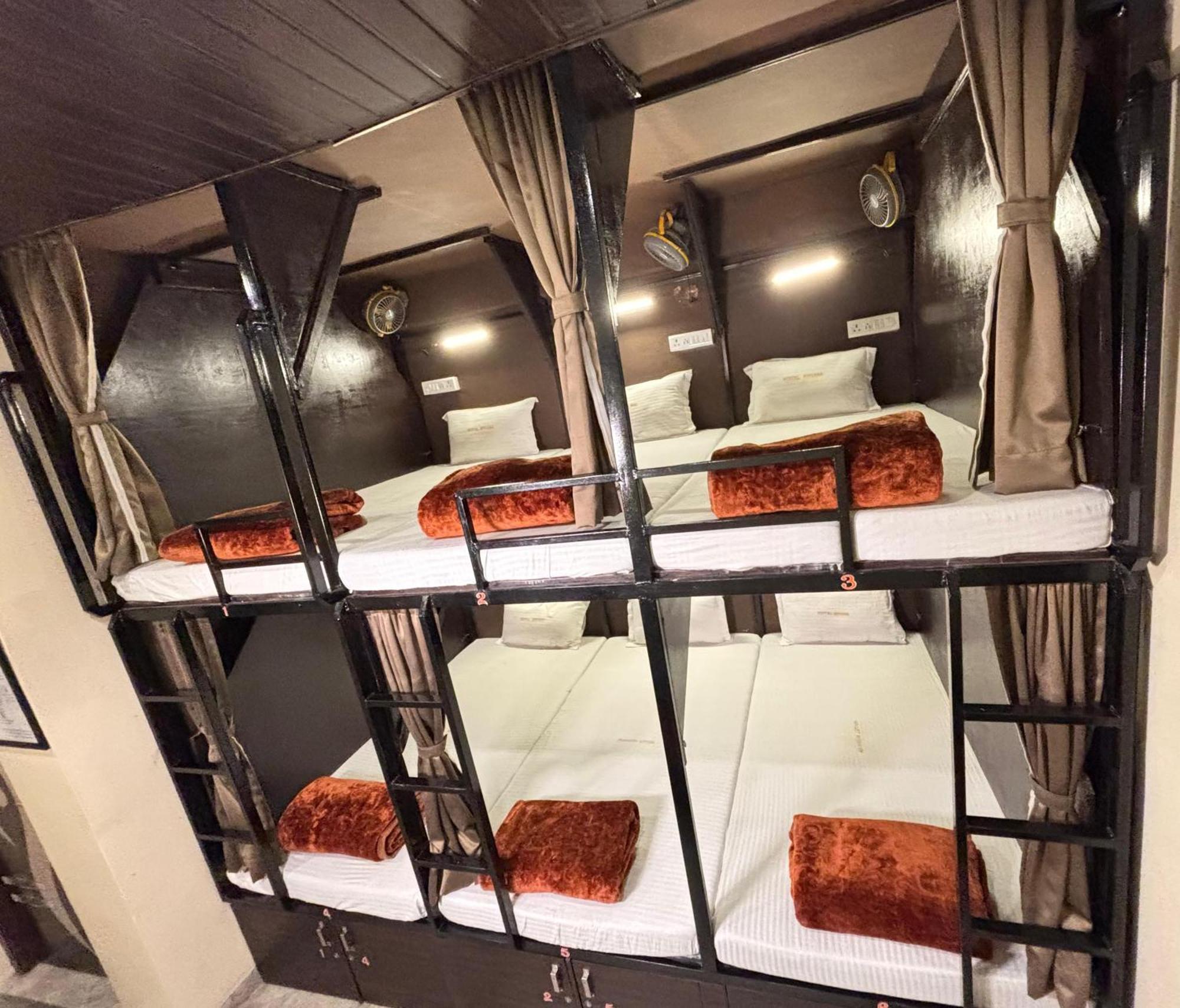 Hotel Nirvana Lakeside ウダイプル エクステリア 写真